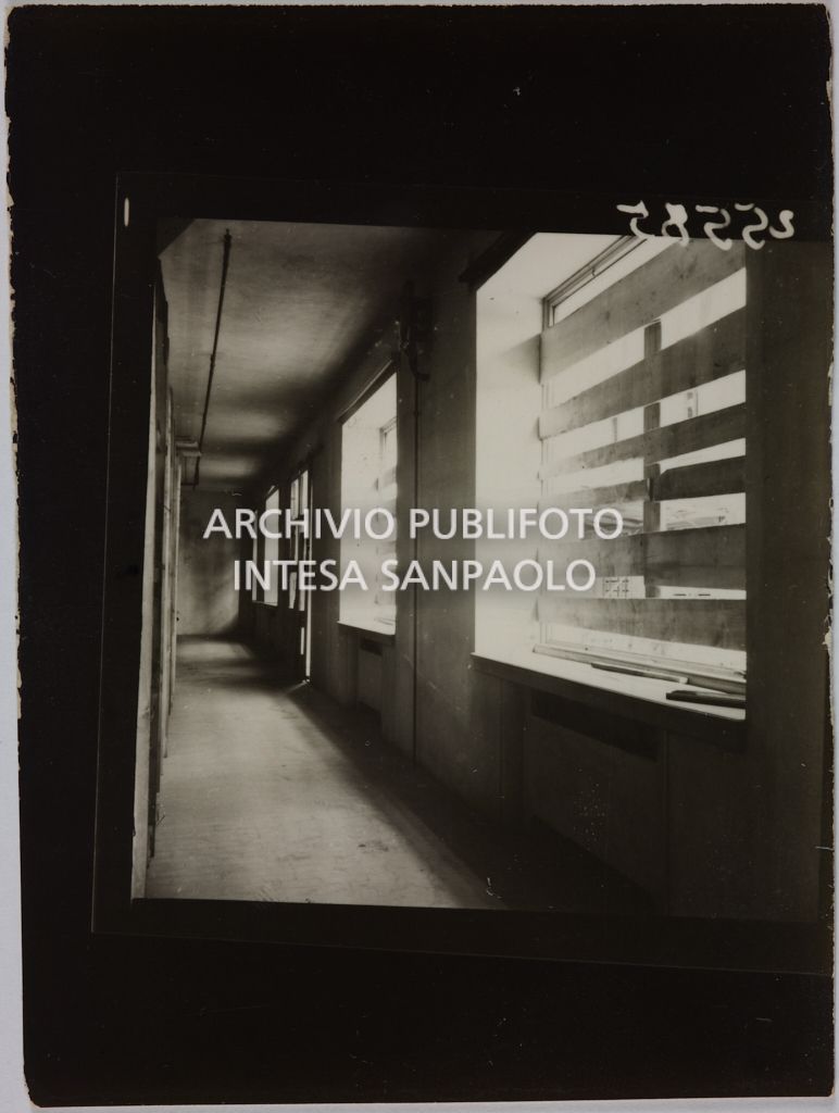 Interno di un edificio della sede centrale della Rinascente, in via Carducci a Milano, danneggiato dai bombardamenti: alle finestre assi di legno