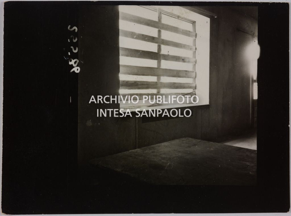 Interno di un edificio della sede centrale della Rinascente, in via Carducci a Milano, danneggiato dai bombardamenti: alle finestre assi di legno