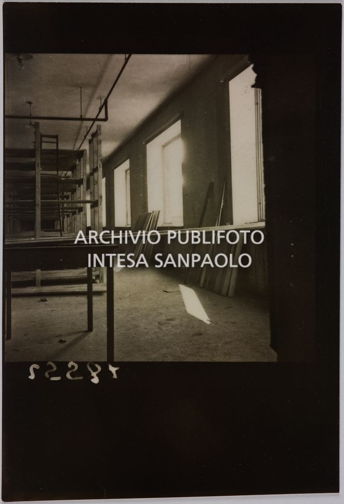 Interno di un edificio della sede centrale della Rinascente, in via Carducci a Milano, danneggiato dai bombardamenti