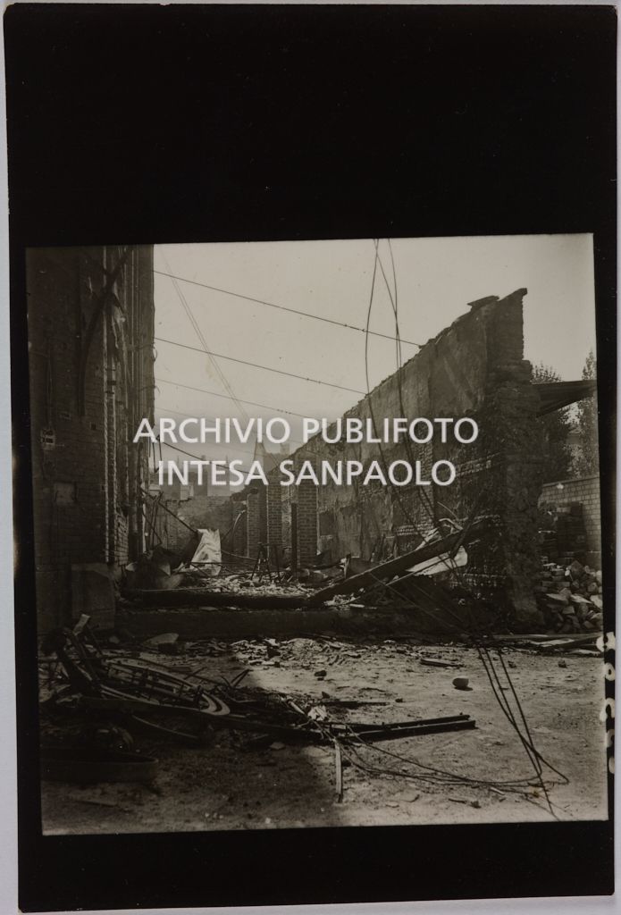 Scorcio di alcuni edifici della sede centrale della Rinascente, in via Carducci a Milano distrutti dai bombardamenti
