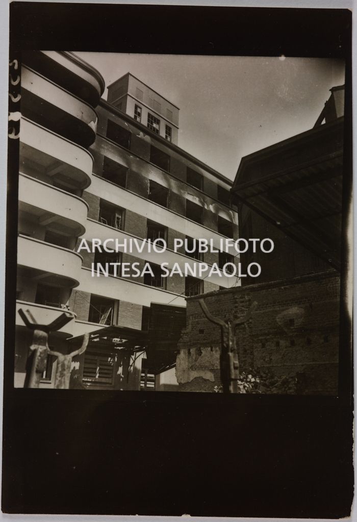 Scorcio di un edificio della sede centrale della Rinascente, in via Carducci a Milano danneggiato dai bombardamenti