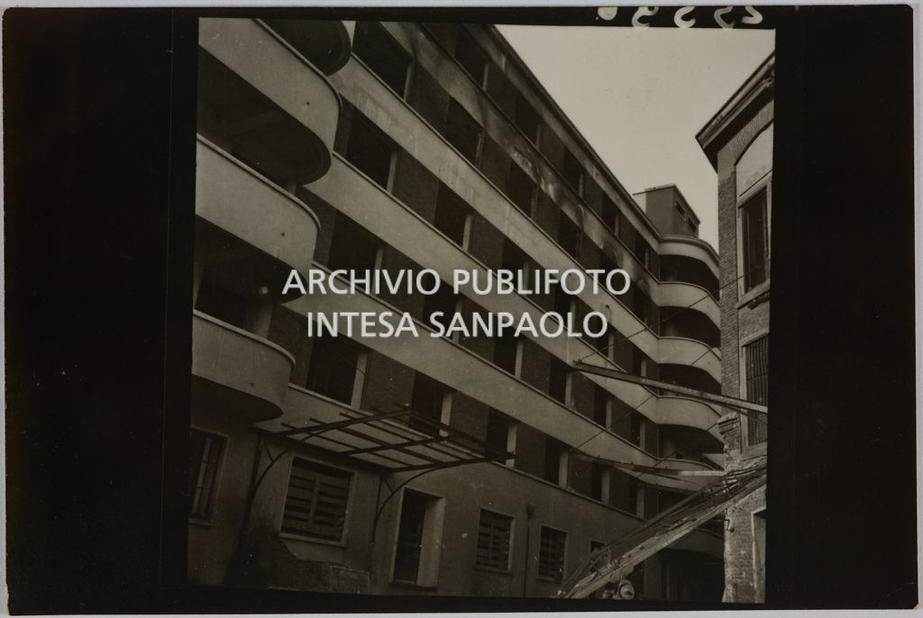 Scorcio di un edificio della sede centrale della Rinascente, in via Carducci a Milano danneggiato dai bombardamenti