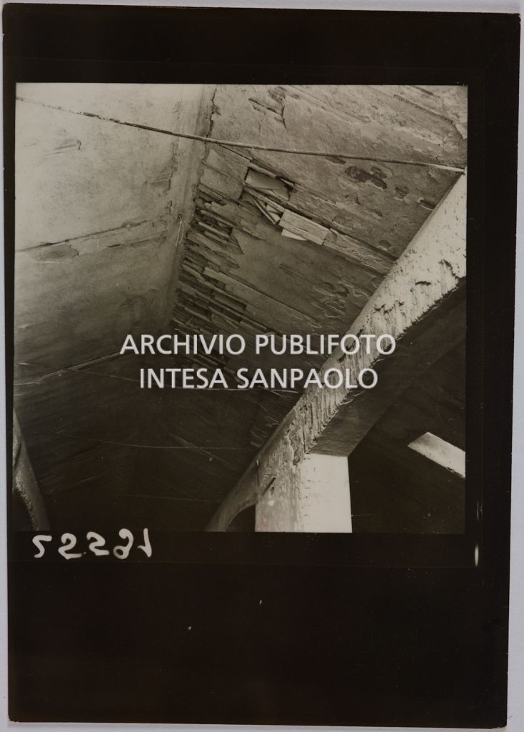 Particolare dell'interno di un edificio della sede centrale della Rinascente, in via Carducci a Milano danneggiato dai bombardamenti