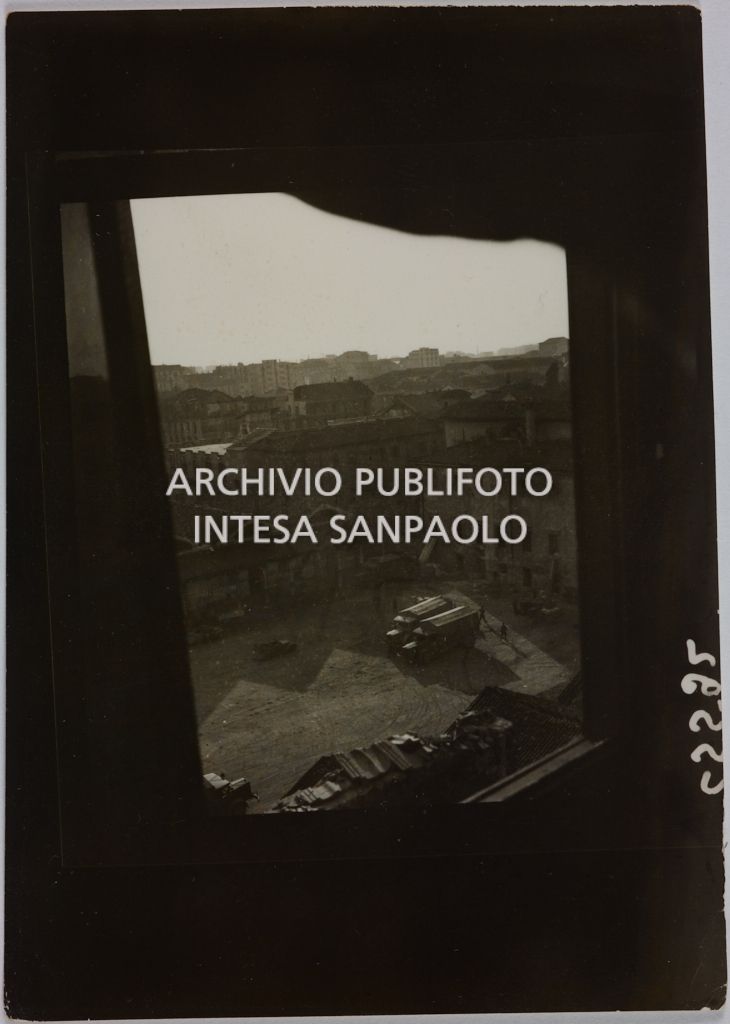 Ripresa dall'alto della zona adiacente alla sede centrale della Rinascente, in via Carducci a Milano, danneggiata dai bombardamenti