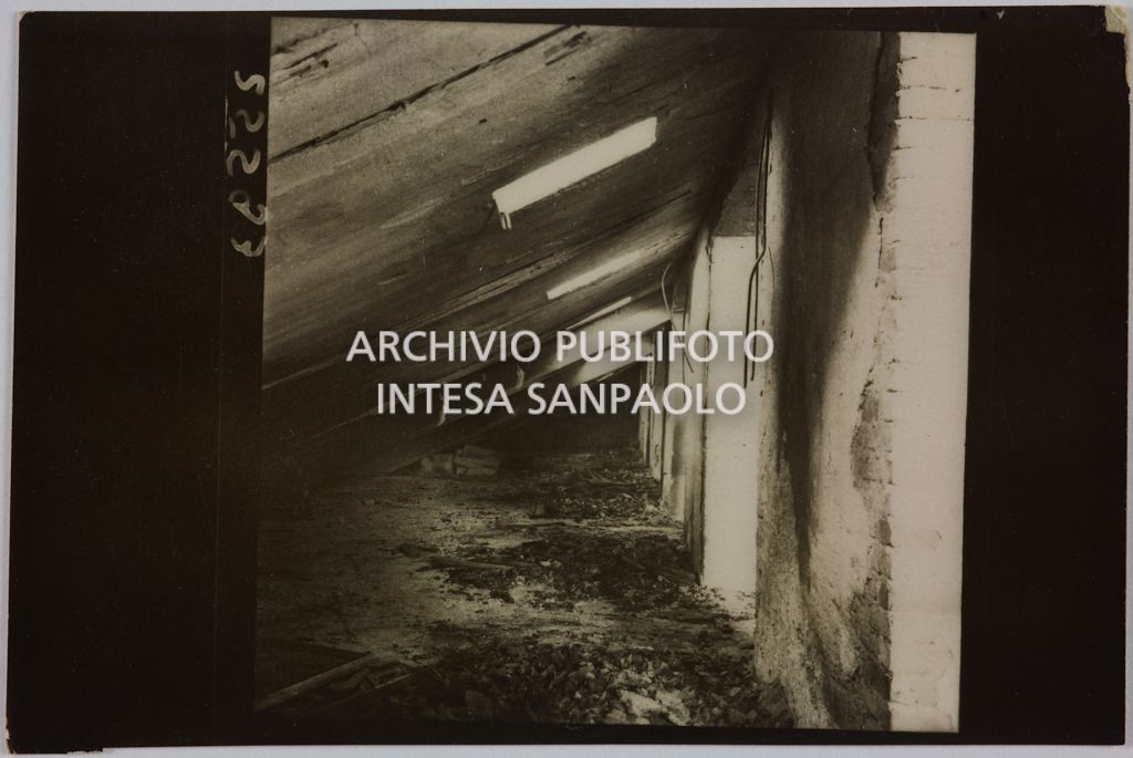 Interno di un edificio della sede centrale della Rinascente, in via Carducci a Milano, danneggiato dai bombardamenti