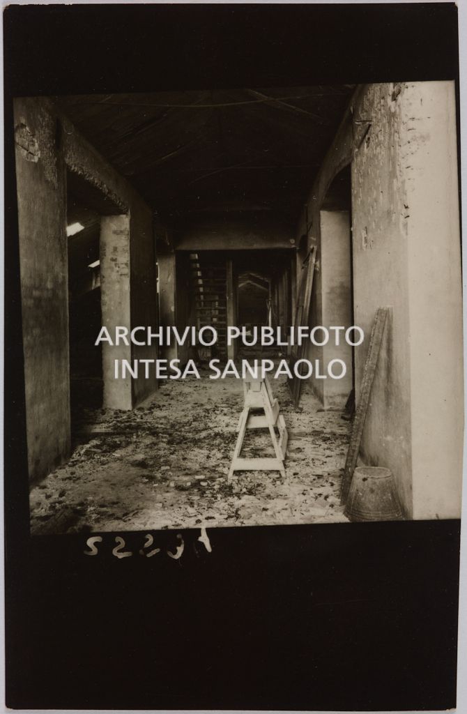 Interno di un edificio della sede centrale della Rinascente, in via Carducci a Milano, danneggiato dai bombardamenti