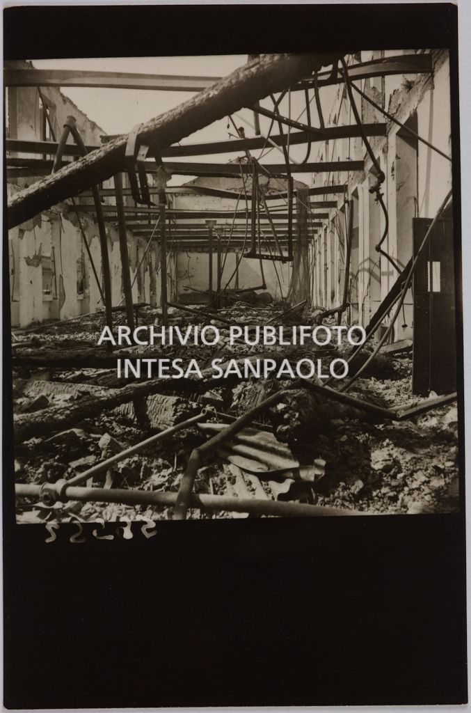 Un edificio della sede centrale della Rinascente, in via Carducci a Milano, distrutto dai bombardamenti