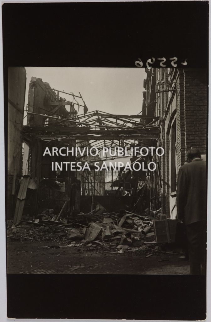 Un edificio della sede centrale della Rinascente, in via Carducci a Milano, distrutto dai bombardamenti