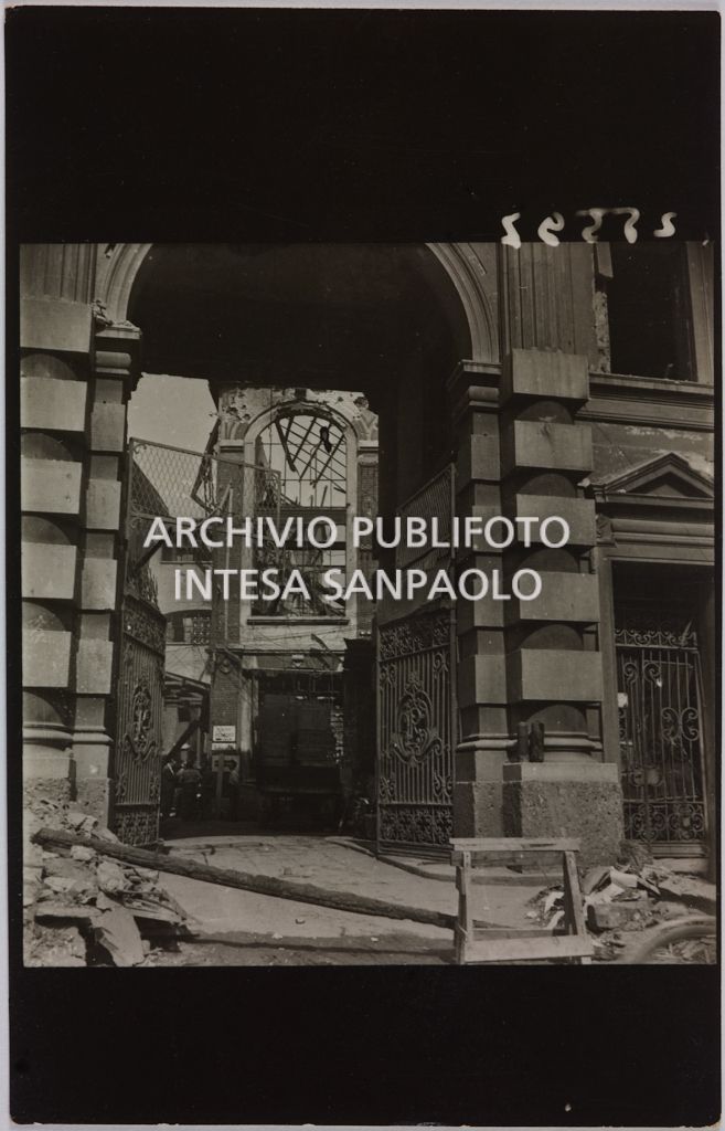 Ingresso della sede centrale della Rinascente, in via Carducci a Milano, danneggiata dai bombardamenti