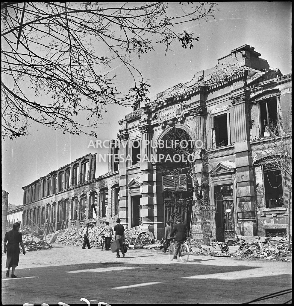 Ingresso della sede centrale della Rinascente, in via Carducci a Milano, danneggiata dai bombardamenti
