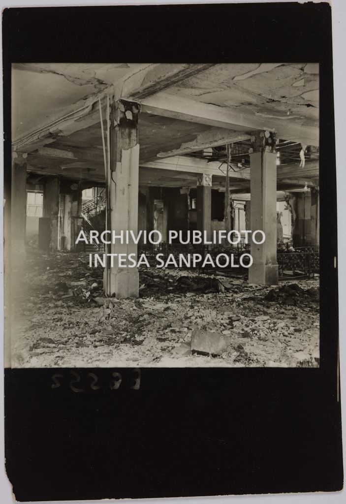 Interno di un edificio della sede centrale della Rinascente, in via Carducci a Milano, danneggiato dai bombardamenti