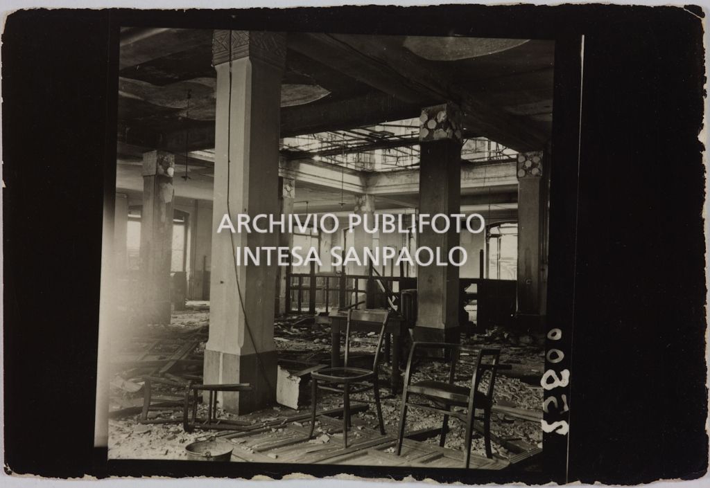 Interno di un edificio della sede centrale della Rinascente, in via Carducci a Milano, danneggiato dai bombardamenti