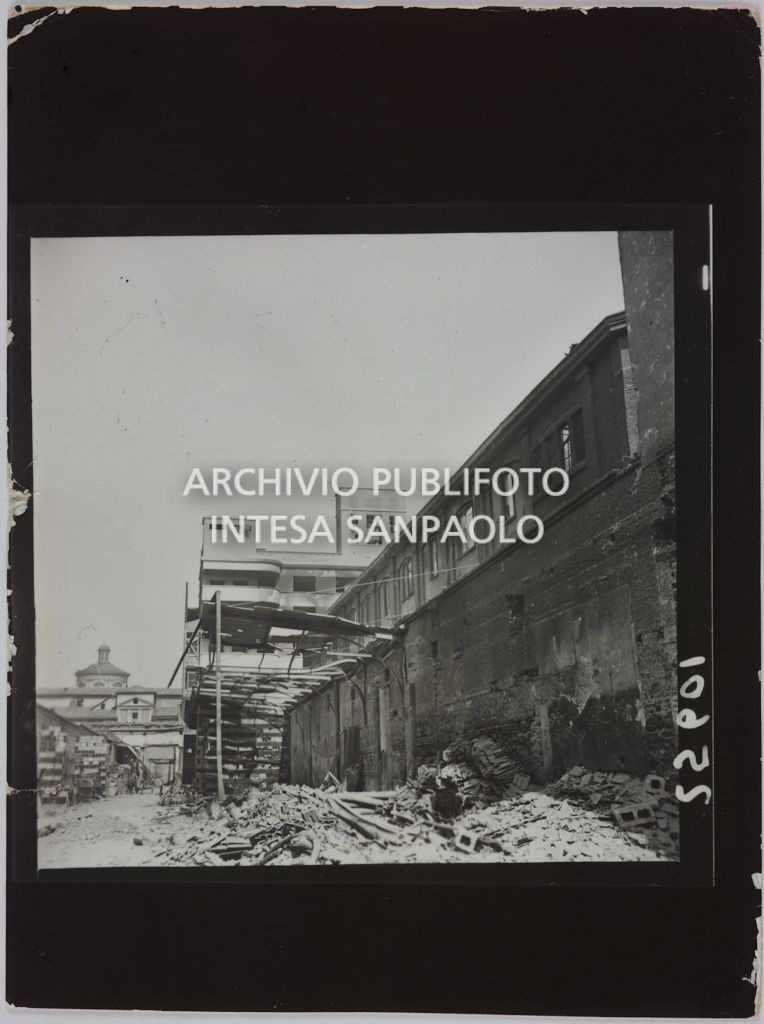 Scorcio degli edifici della sede centrale della Rinascente, in via Carducci a Milano, distrutti dai bombardamenti