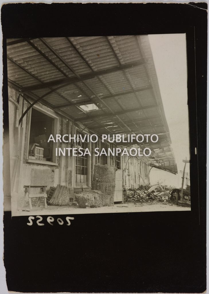 Scorcio di un edificio della sede centrale della Rinascente, in via Carducci a Milano danneggiato dai bombardamenti