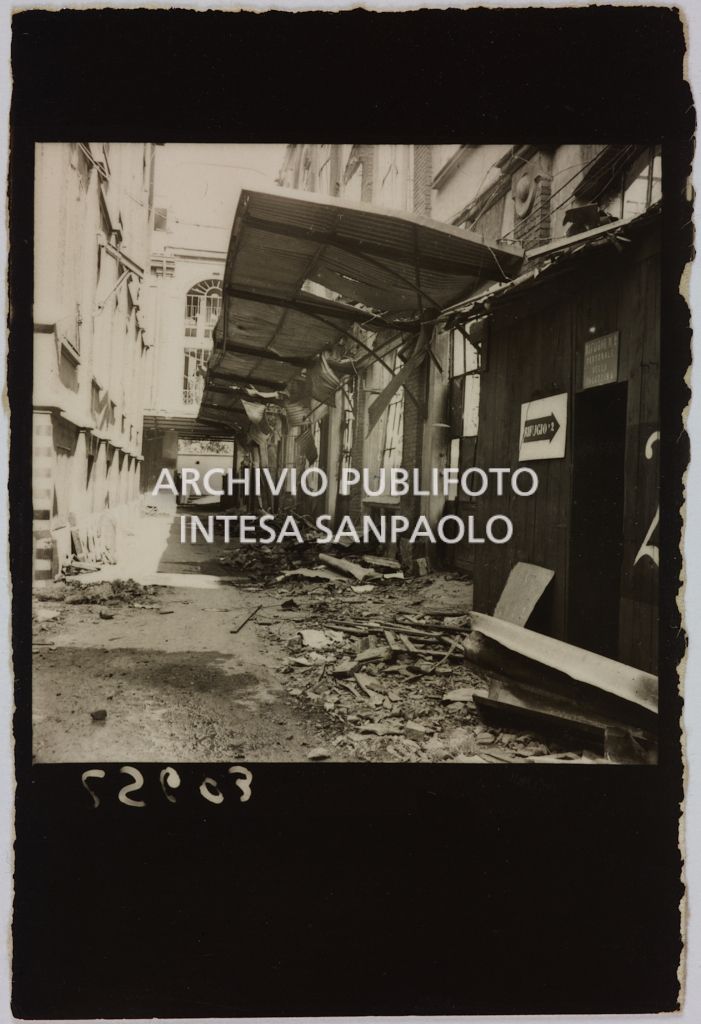 Scorcio di alcuni edifici della sede centrale della Rinascente, in via Carducci a Milano, distrutti dai bombardamenti