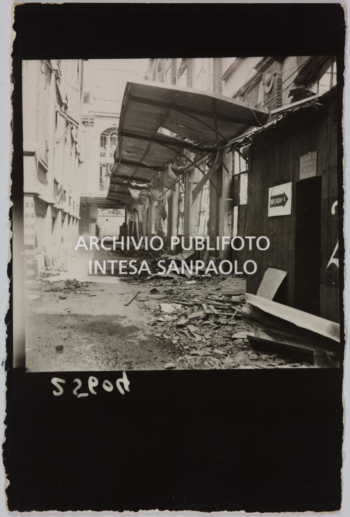 Scorcio di alcuni edifici della sede centrale della Rinascente, in via Carducci a Milano, distrutti dai bombardamenti