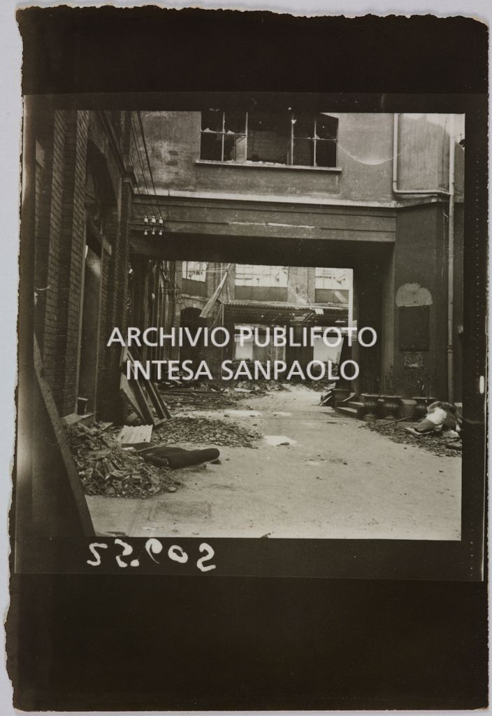 Viale interno al complesso di edifici della sede centrale della Rinascente, in via Carducci a Milano, dopo i bombardamenti