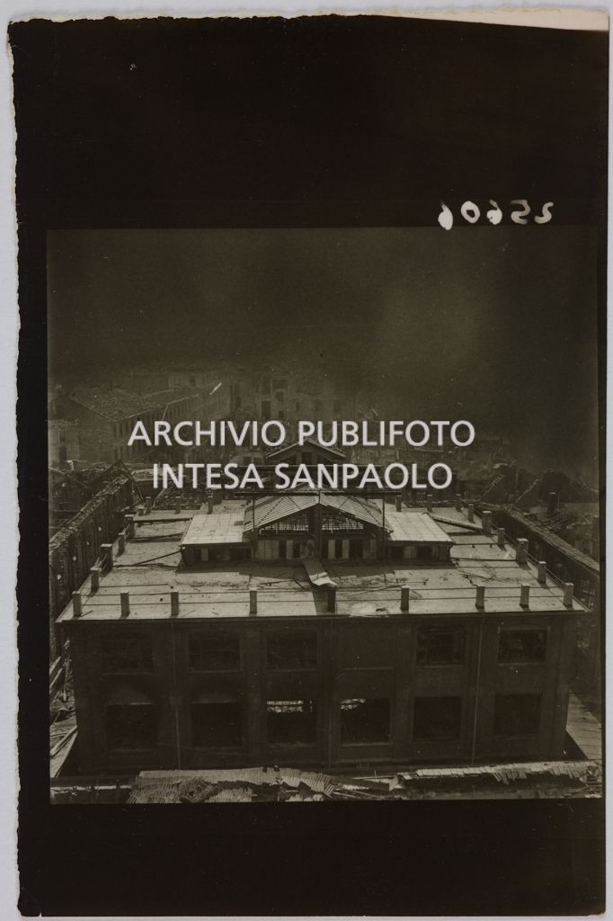 Ripresa dall'alto del complesso di edifici della sede centrale della Rinascente, in via Carducci a Milano, gravemente danneggiato dai bombardamenti