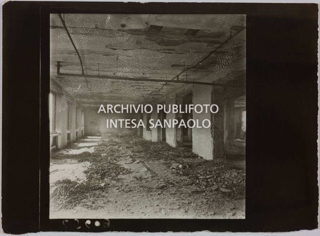 Interno di un edificio della sede centrale della Rinascente, in via Carducci a Milano, danneggiato dai bombardamenti