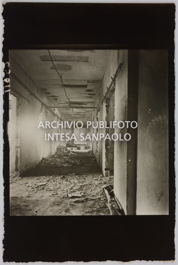 Interno di un edificio della sede centrale della Rinascente, in via Carducci a Milano, danneggiato dai bombardamenti