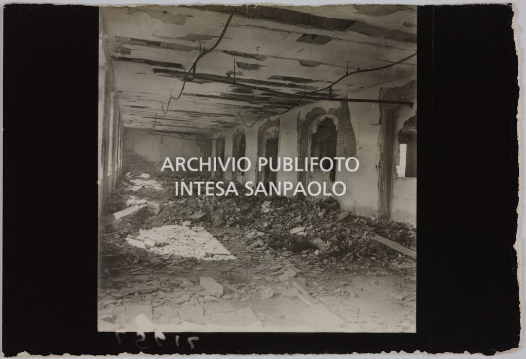 Interno di un edificio della sede centrale della Rinascente, in via Carducci a Milano, danneggiato dai bombardamenti e ingombro di macerie e detriti