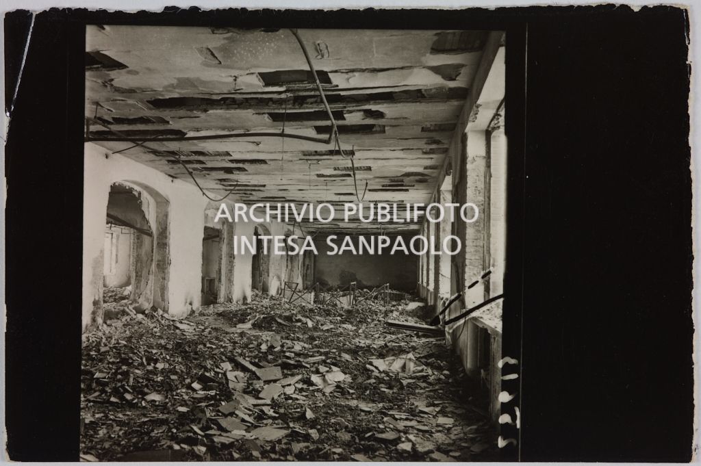 Interno di un edificio della sede centrale della Rinascente, in via Carducci a Milano, danneggiato dai bombardamenti e ingombro di macerie e detriti
