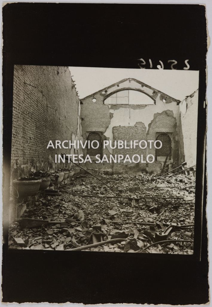 Un edificio, presumibilmente un locale di servizi igenici, della sede centrale della Rinascente, in via Carducci a Milano, distrutto dai bombardamenti e ingombro di macerie