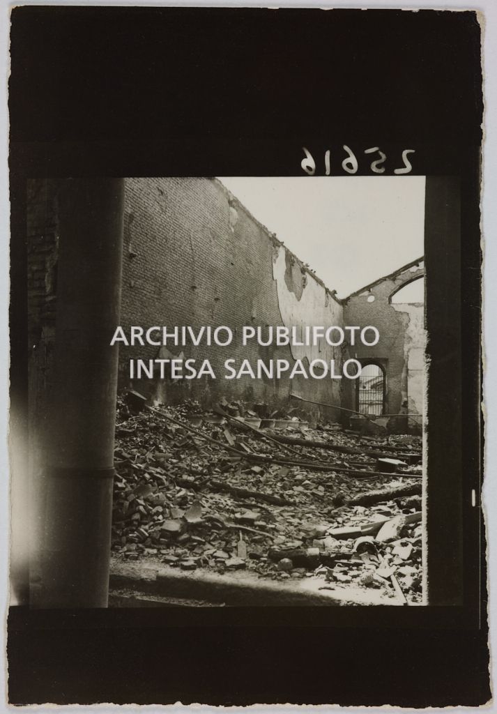 Un edificio, presumibilmente un locale di servizi igenici, della sede centrale della Rinascente, in via Carducci a Milano, distrutto dai bombardamenti e ingombro di macerie