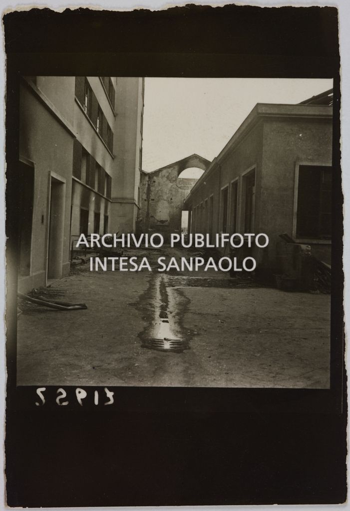 Viale interno al complesso di edifici della sede centrale della Rinascente, in via Carducci a Milano, dopo i bombardamenti