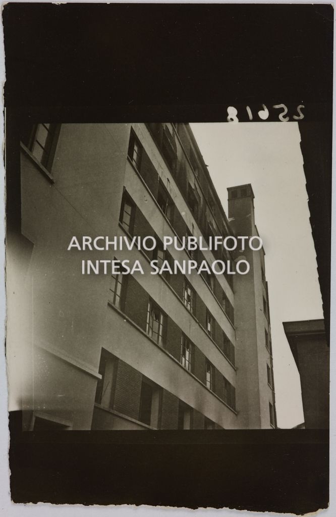 Scorcio dal basso di un edificio, della sede centrale della Rinascente, in via Carducci a Milano, danneggiato dai bombardamenti