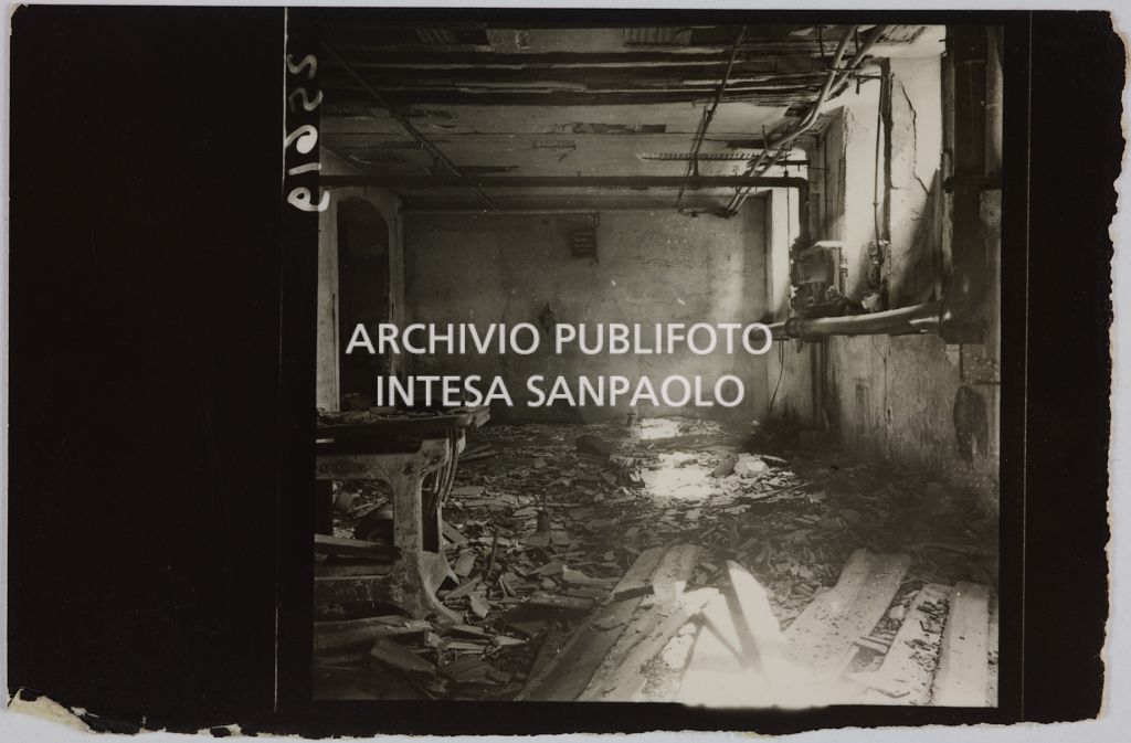 Interno di un edificio della sede centrale della Rinascente, in via Carducci a Milano, danneggiato dai bombardamenti e ingombro di macerie