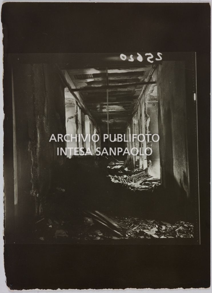Interno di un edificio della sede centrale della Rinascente, in via Carducci a Milano, danneggiato dai bombardamenti e ingombro di macerie