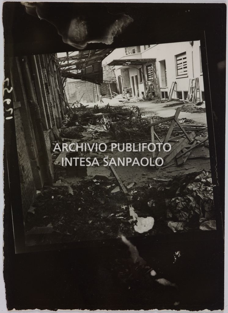 Macerie dei bombardamenti tra gli edifici della sede centrale della Rinascente, in via Carducci a Milano