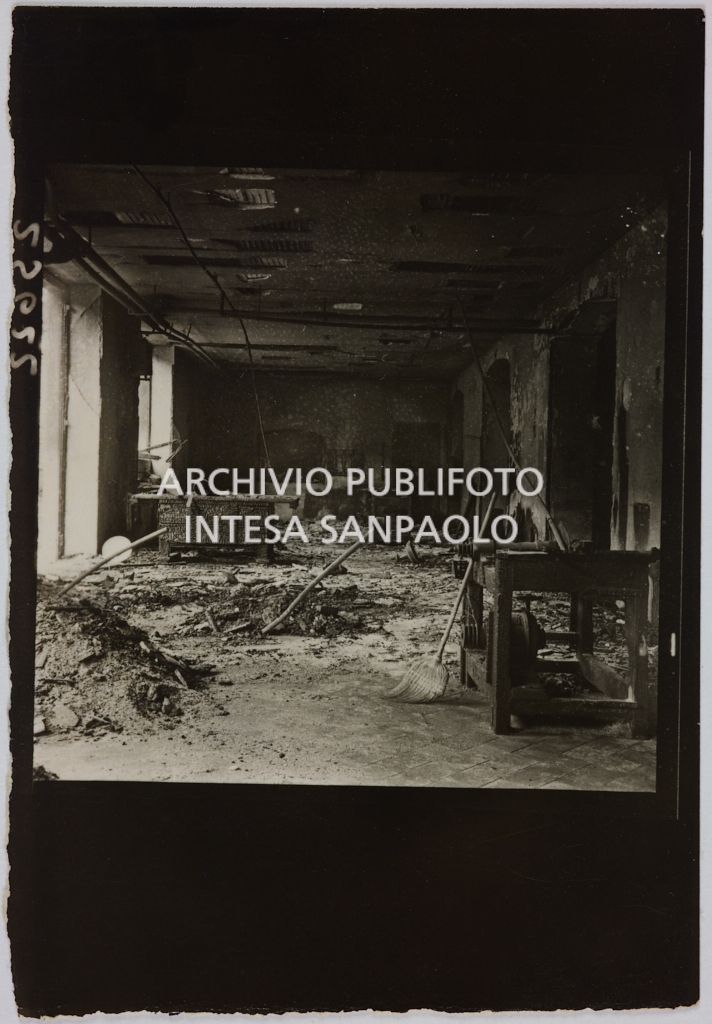 Interno di un edificio della sede centrale della Rinascente, in via Carducci a Milano, danneggiato dai bombardamenti e ingombro di macerie, detriti, mobili e attrezzature.