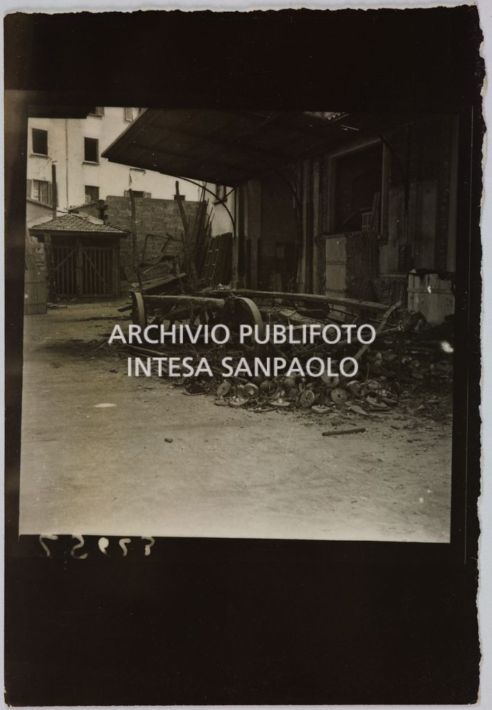 Macerie dei bombardamenti all'esterno di un edificio della sede centrale della Rinascente, in via Carducci a Milano