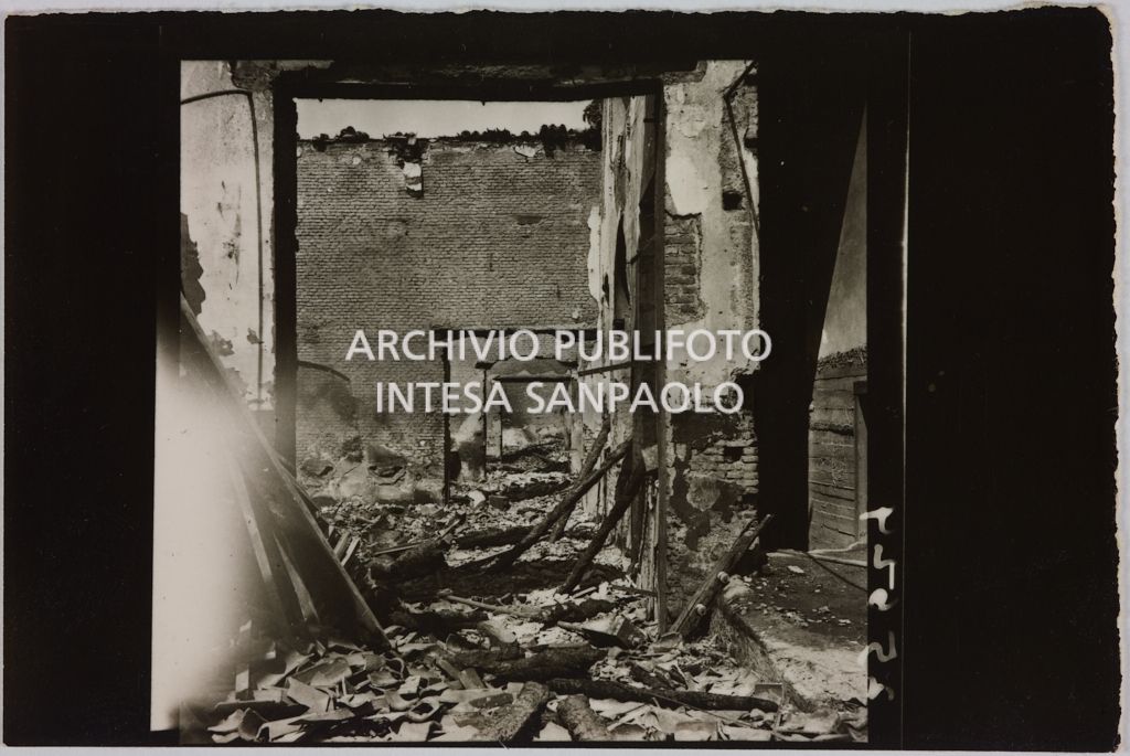 Macerie tra gli edifici della sede centrale della Rinascente, in via Carducci a Milano, distrutto dai bombardamenti