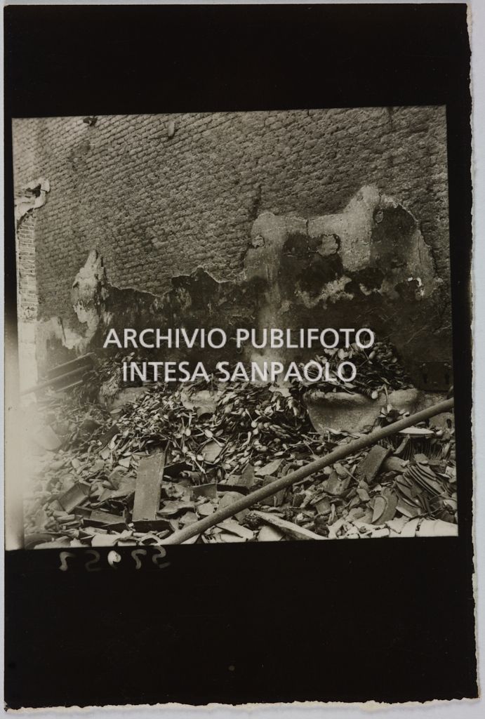 Cucchiai in metallo tra le macerie dei bombardamenti della sede centrale della Rinascente, in via Carducci a Milano, distrutto dai bombardamenti