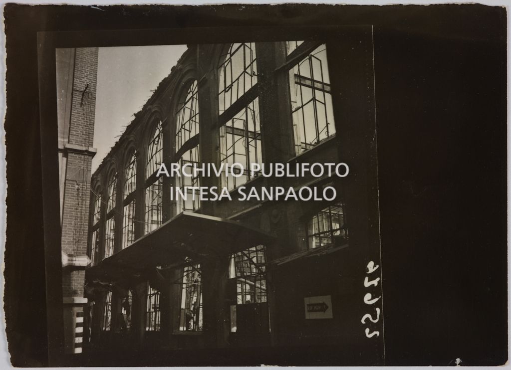 Scorcio esterno di un edificio della sede centrale della Rinascente, in via Carducci a Milano, sventrato dai bombardamenti