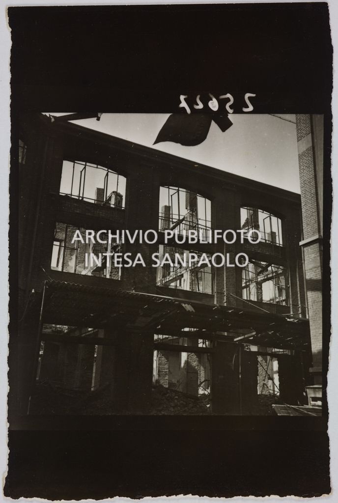 Scorcio esterno di un edificio della sede centrale della Rinascente, in via Carducci a Milano, sventrato dai bombardamenti
