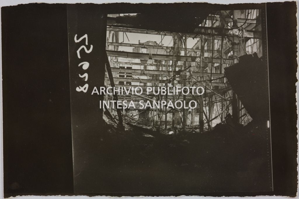 Un edificio della sede centrale della Rinascente, in via Carducci a Milano, distrutto dai bombardamenti