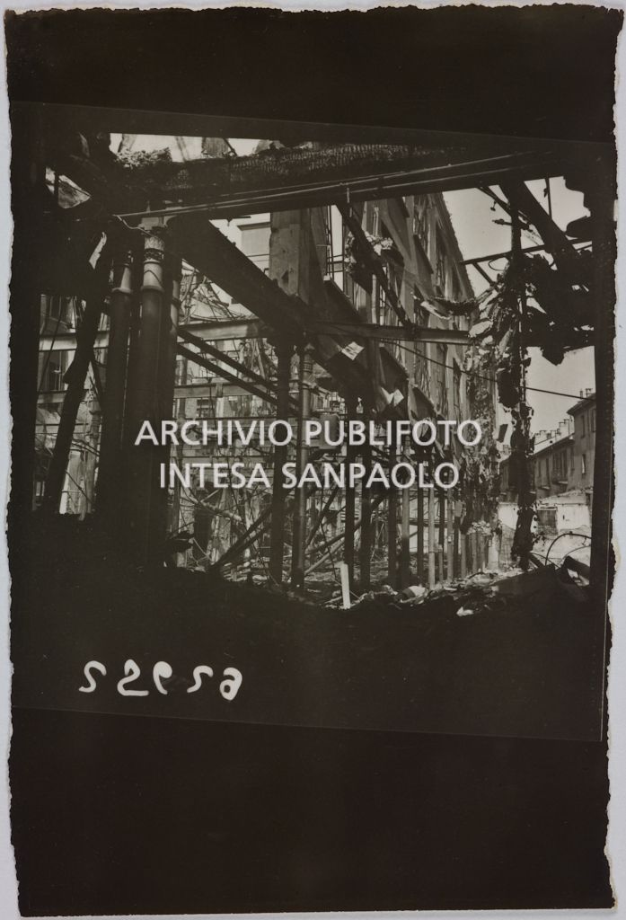 Un edificio della sede centrale della Rinascente, in via Carducci a Milano, distrutto dai bombardamenti
