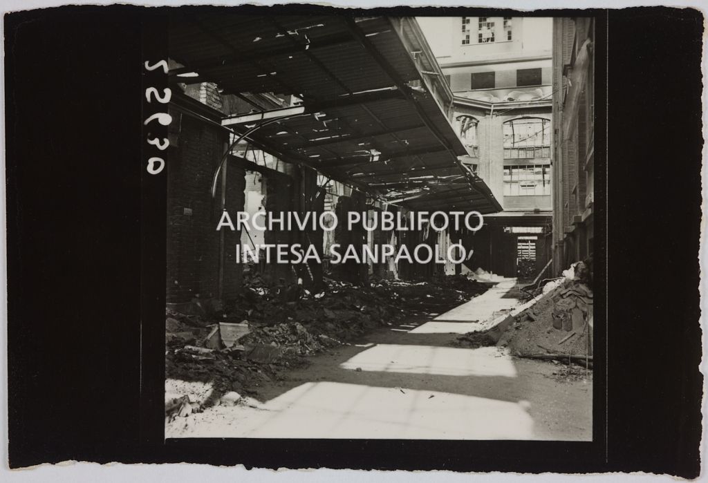 Macerie in un viale interno al complesso di edifici della sede centrale della Rinascente, in via Carducci a Milano, gravemente danneggiata dai bombardamenti