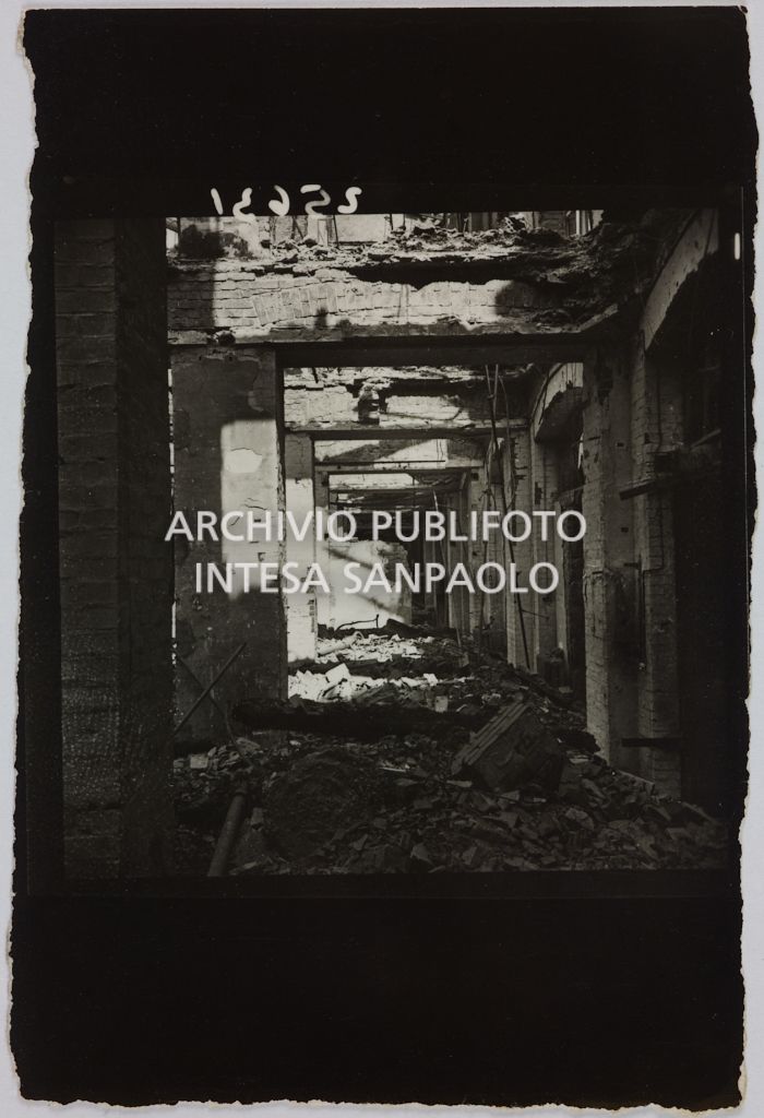 Interno di un edificio della sede centrale della Rinascente, in via Carducci a Milano, danneggiato dai bombardamenti e ingombro di macerie