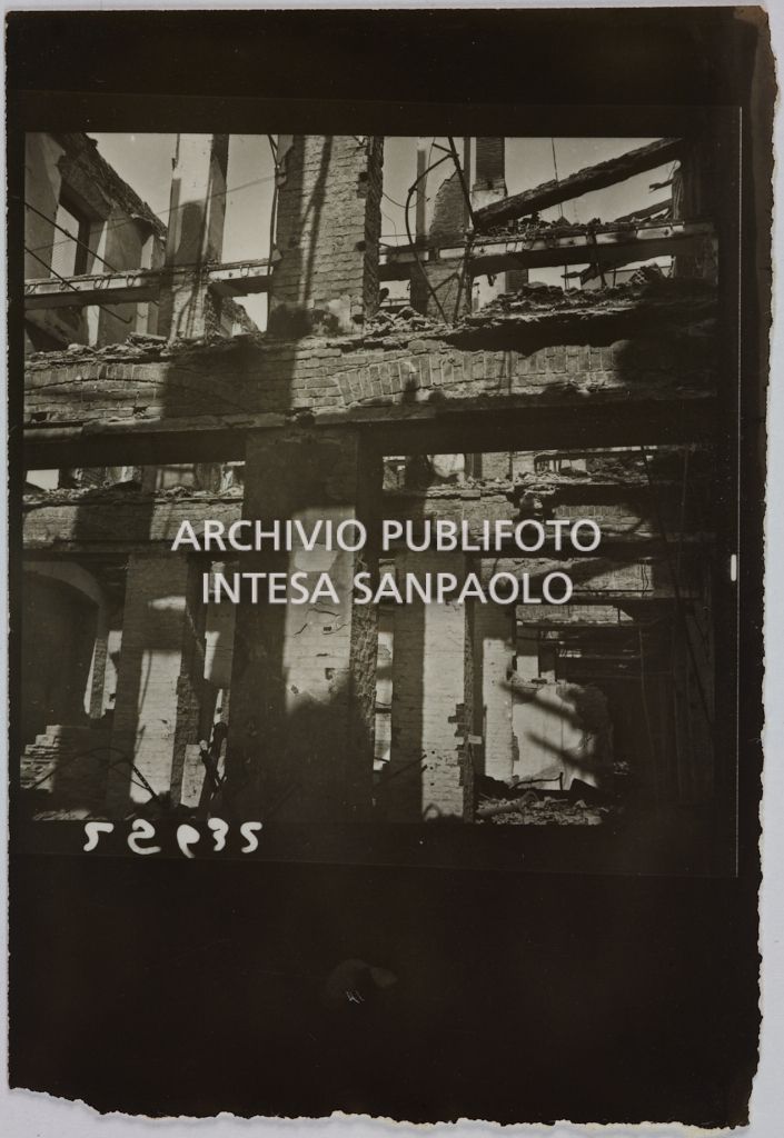 Un edificio della sede centrale della Rinascente, in via Carducci a Milano, sventrato dai bombardamenti