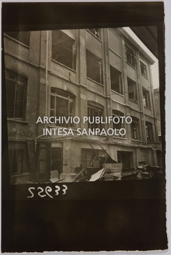 Un edificio della sede centrale della Rinascente, in via Carducci a Milano, sventrato dai bombardamenti