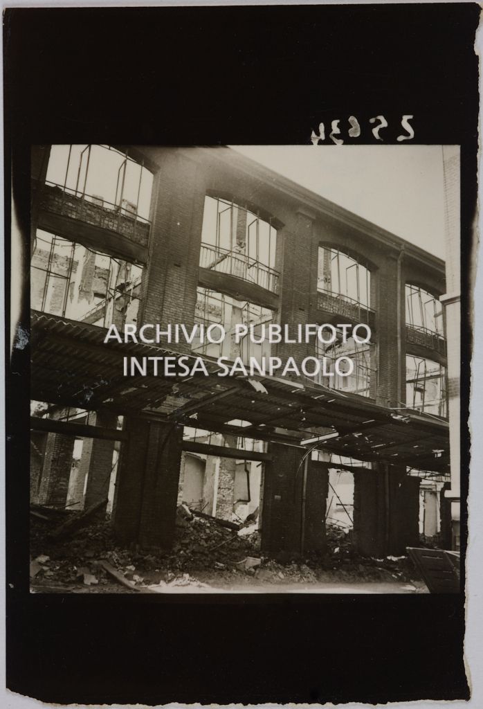 Un edificio della sede centrale della Rinascente, in via Carducci a Milano, distrutto dai bombardamenti ingombro di macerie