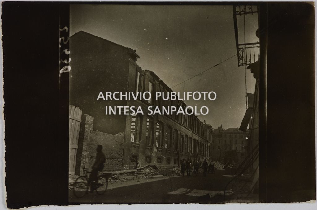 Scorcio del complesso di edifici della sede centrale della Rinascente, in via Carducci a Milano, distrutto dai bombardamenti