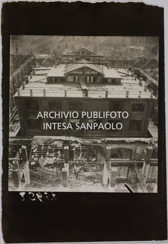 Ripresa dall'alto del complesso di edifici della sede centrale della Rinascente, in via Carducci a Milano, gravemente danneggiato dai bombardamenti.