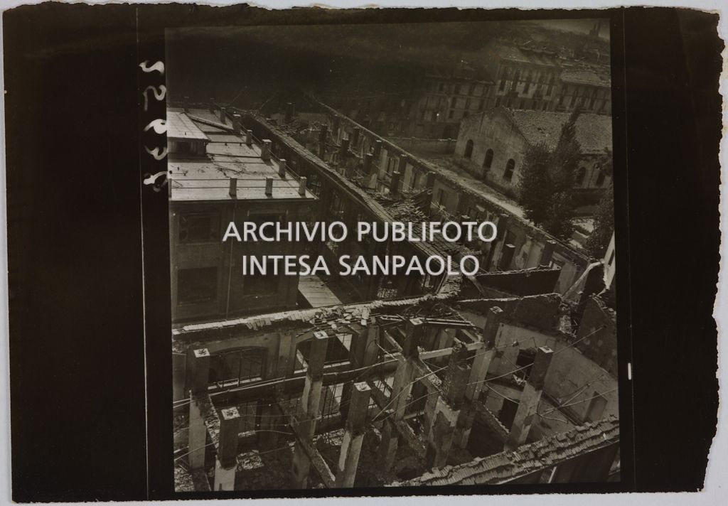 Ripresa dall'alto del complesso di edifici della sede centrale della Rinascente, in via Carducci a Milano, gravemente danneggiato dai bombardamenti.