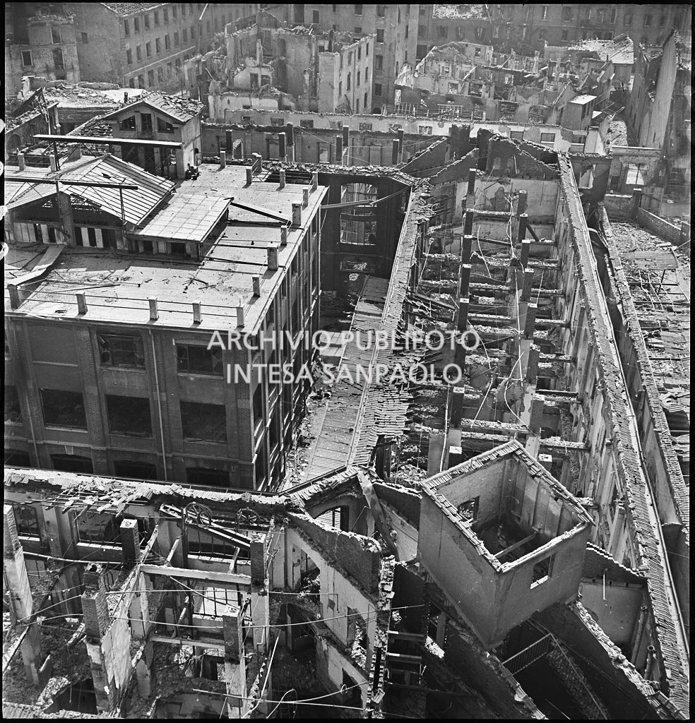 Ripresa dall'alto del complesso di edifici della sede centrale della Rinascente, in via Carducci a Milano, gravemente danneggiato dai bombardamenti.